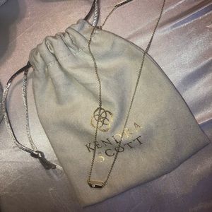 Gold kendra Scott necklace